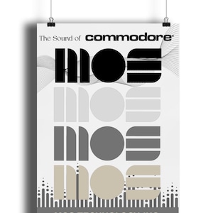以下が含まれることがあります： 「The Sound of Commodore」と「MOS TECHNOLOGY, INC.」という黒い文字が書かれた白いポスター。ポスターには、黒、グレー、ベージュでスタイリッシュにデザインされた「MOS」という文字が描かれている。