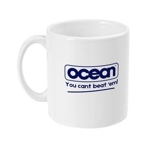 Op de afbeelding: Witte keramische mok met een blauw logo met de tekst "ocean" in een rechthoek, en de tekst "You can't beat 'em!". De mok heeft een gebogen handvat.
