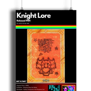 Może przedstawiać: Retro plakat gry wideo Knight Lore, wydanej w 1984 roku na ZX Spectrum 48K. Plakat przedstawia czerwoną i złotą ilustrację trzygłowego potwora z tytułem gry w stylizowanym foncie. Plakat zawiera również oryginalną cenę gry, wydawcę, dewelopera i gatunek.