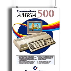 Könnte beinhalten: Ein Vintage-Commodore Amiga 500 Computer in beige und grau. Der Computer verfügt über einen Monitor, eine Tastatur und ein Diskettenlaufwerk. Das Bild hat einen Regenbogenhintergrund mit dem Text "Commodore" unten.