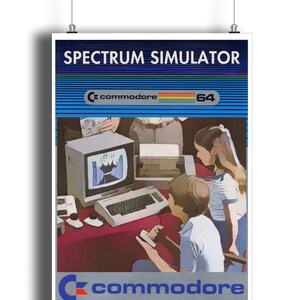 Op de afbeelding: Een vintage poster die reclame maakt voor een Commodore 64-computerprogramma genaamd "Spectrum Simulator". De poster toont een cartoonillustratie van een Commodore 64-computer met een monitor waarop een videogame wordt weergegeven, en twee kinderen die de computer gebruiken.