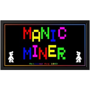 Puede incluir: Impresión enmarcada con el texto "MANIC MINER" en letras pixeladas y coloridas sobre un fondo negro. Las palabras son en rojo, amarillo, azul y rosa. Dos figuras pixeladas blancas flanquean el texto. El texto "Released Aug 1983" está en la parte inferior.