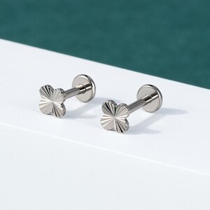 Titanium 16G Four Leaf Clover Labret Stud/Flat Back/Cartilage/Conch/Forward Helix Earring/Internally Threaded/Labret Piercing/Gift/1PCS
