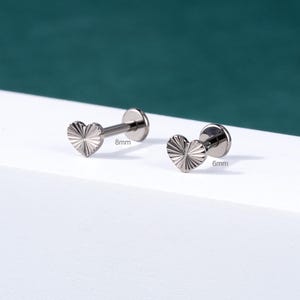 Titanium 16G Heart Shape Labret Stud/Cartilage/Conch/Forward Helix/Tragus Earring/Internally Threaded/1PCS/Labret Piercing/Gift For Her