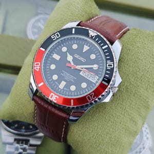 Vintage Seiko 5 Automatic Men's wrist Watch-Day date,Ref-6309, Japanese watch, Exhibition Back.