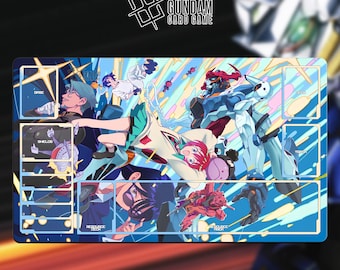 Könnte beinhalten: Ein rechteckiges Gundam Card Game Spielmatte mit farbenfrohen Illustrationen im Anime-Stil von Charakteren und Mechas. Die Matte hat ausgewiesene Zonen für Karten und das Logo des Spiels oben rechts. Der Hintergrund ist ein Farbverlauf aus Blau und Orange.