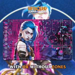 Op de afbeelding: Een rechthoekige speelmat met een personage met blauw haar en een serieuze uitdrukking, tegen een roze en paarse achtergrond met abstracte ontwerpen. De tekst "RIFTBOUND LEAGUE OF LEGENDS" staat bovenaan en "WITH OR WITHOUT ZONES" onderaan.