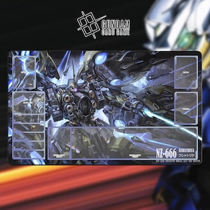 Puede incluir: Alfombrilla rectangular para el juego de cartas Gundam con una ilustración detallada de un mecha en tonos grises, azules y blancos. La alfombrilla incluye zonas designadas para cartas y el logotipo "Gundam Card Game".