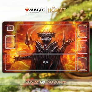 Puede incluir: Un tapete de juego rectangular de Magic The Gathering The Hobbit con una ilustración central de una figura oscura con armadura rodeada de llamas naranjas y amarillas. El tapete incluye zonas delimitadas en blanco etiquetadas como Battlefield, Lands, Library, Graveyard, Exile y Commander.