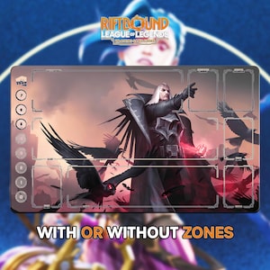 Puede incluir: Una alfombrilla de juego rectangular con un personaje de League of Legends con pelo largo y blanco, rodeado de cuervos negros. La alfombrilla tiene un esquema de color oscuro con acentos rojos y el texto "RIFTBOUND LEAGUE OF LEGENDS TRADING CARD GAME". También se muestra el texto "WITH OR WITHOUT ZONES".