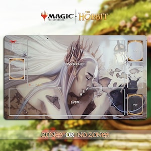 Puede incluir: Un tapete de juego rectangular Magic The Gathering The Hobbit con la ilustración de un elfo de piel pálida y largo cabello blanco, una polilla en el hombro y dos conejos negros. El tapete incluye zonas designadas con las etiquetas Battlefield y Lands.