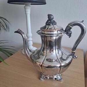 1800-talsmärkt silverpläterad tekanna i georgiansk stil.