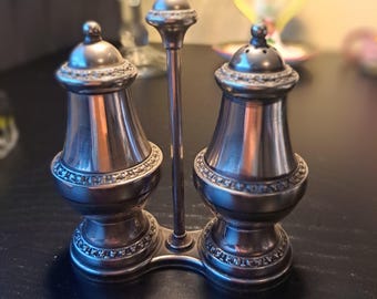 Vintage verzilverde cruet set (kruidenstel) van het merk Ianthe (Ian Heath Ltd), vervaardigd in Engeland. 