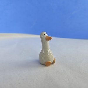 Die kleinste Gans der Welt - Handgefertigte winzige Gans aus Ton Keramik Ornament Schmuckstück Glücksbringer Geschenk