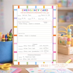 Può includere: Una scheda di emergenza rettangolare con un bordo a righe colorate. La scheda include campi per nome, data di nascita, peso, altezza, gruppo sanguigno, allergie, condizioni mediche, contatti di emergenza e informazioni sul pediatra.