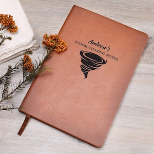 Regalos divertidos para cazadores de tormentas. Diario de cuero vegano personalizado para amantes de las tormentas, observadores, meteorólogos, meteorólogos, tornados. imagen 1
