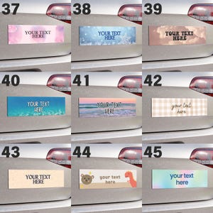 Pu&ograve; includere: Un set di 10 adesivi per paraurti auto diversi con vari design e il testo "Your Text Here" o "Your text here". I design includono un cielo rosa con nuvole, un cielo blu con fiocchi di neve, un cielo marrone con nuvole, un oceano blu con onde, un tramonto rosa e arancione sull'oceano, uno schema a scacchi rosa e bianco, uno sfondo beige con un orso e un dinosauro, e un gradiente arcobaleno.