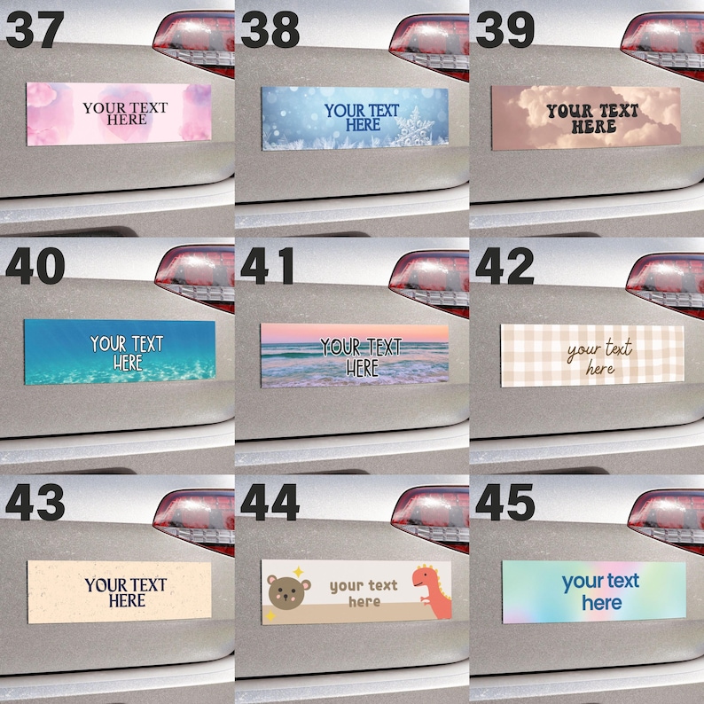Pu&ograve; includere: Un set di 10 adesivi per paraurti auto diversi con vari design e il testo "Your Text Here" o "Your text here". I design includono un cielo rosa con nuvole, un cielo blu con fiocchi di neve, un cielo marrone con nuvole, un oceano blu con onde, un tramonto rosa e arancione sull'oceano, uno schema a scacchi rosa e bianco, uno sfondo beige con un orso e un dinosauro, e un gradiente arcobaleno.
