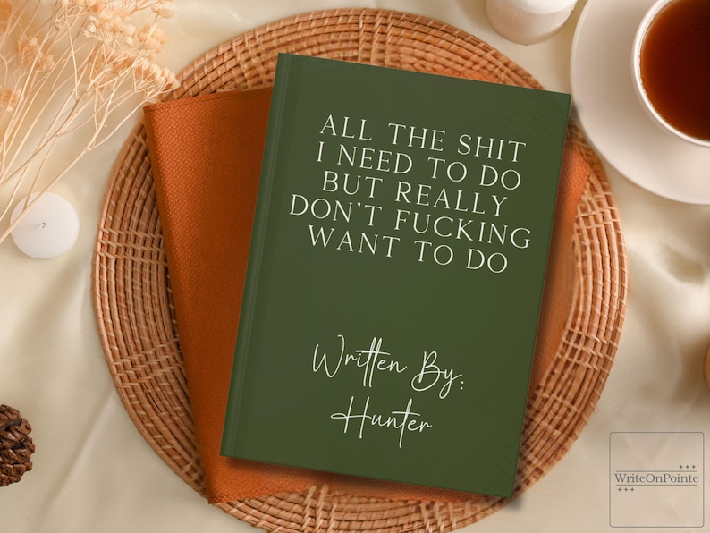 Peut inclure: Un carnet vert fonc&eacute; avec le texte "ALL THE SHIT I NEED TO DO BUT REALLY DON'T FUCKING WANT TO DO" et "Written By: Hunter" en texte blanc.