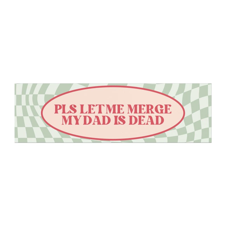 Pu&ograve; includere: Uno sfondo a scacchi verde e bianco con un ovale rosa al centro. L'ovale contiene il testo "PLS LET ME MERGE MY DAD IS DEAD" in rosso.