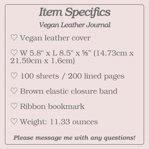 Puede incluir: Una tarjeta de descripci&oacute;n del producto para un diario de cuero vegano. La tarjeta enumera las especificaciones del art&iacute;culo, incluida la cubierta de cuero vegano, dimensiones de 14,73 cm x 21,59 cm x 1,6 cm, 100 hojas, un cierre el&aacute;stico marr&oacute;n, un marcador de cinta y un peso de 321,2 gramos.