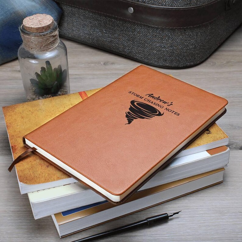 Regalos divertidos para cazadores de tormentas. Diario de cuero vegano personalizado para amantes de las tormentas, observadores, meteorólogos, meteorólogos, tornados. imagen 8