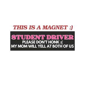 Op de afbeelding: Een rechthoekige zwarte automagneet met de roze tekst STUDENT DRIVER en de witte tekst PLEASE DON'T HONK :( MY MOM WILL YELL AT BOTH OF US. Boven de magneet staat de rode tekst THIS IS A MAGNET :) op een effen witte achtergrond.
