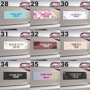 Pu&ograve; includere: Un set di 10 adesivi per paraurti auto diversi con vari design e il testo "YOUR TEXT HERE". I design includono un motivo a scacchi blu e bianco, un motivo a scacchi rosa e bianco con cuori e stelle, un motivo floreale rosa e bianco, un motivo astratto marrone e bianco, un motivo di teschio nero e bianco e altro ancora.