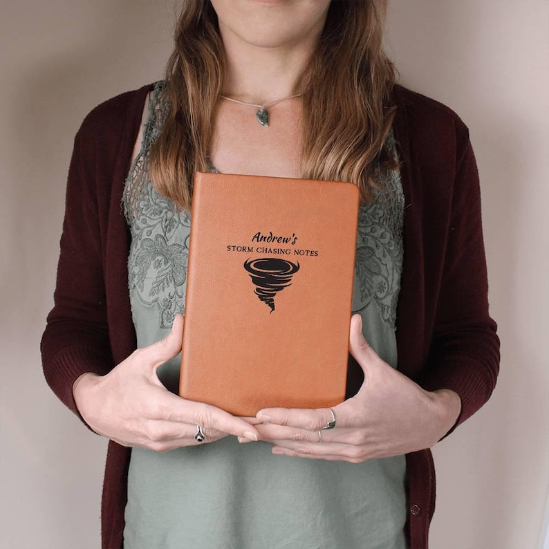 Regalos divertidos para cazadores de tormentas. Diario de cuero vegano personalizado para amantes de las tormentas, observadores, meteorólogos, meteorólogos, tornados. imagen 2