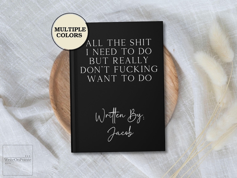 Peut inclure: Carnet noir avec le texte "ALL THE SHIT I NEED TO DO BUT REALLY DON'T FUCKING WANT TO DO" et "Written By: Jacob".