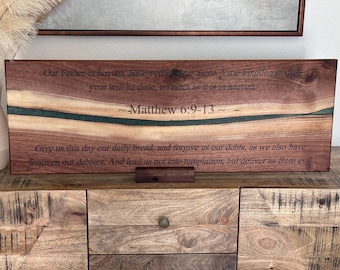 Padre Nuestro grabado en madera de nogal con borde natural y resina epoxi.