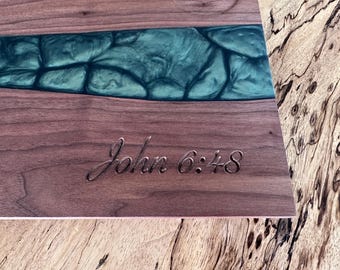 Bandeja de servir grabada con versículo bíblico (Nogal y resina epoxi verde)