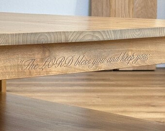 Mesa de centro grabada con versículo bíblico