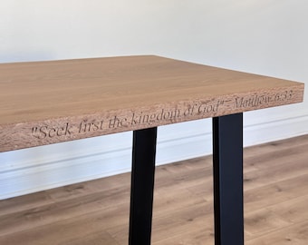 Escritorio de oficina con versículo bíblico grabado (roble blanco y base de metal)