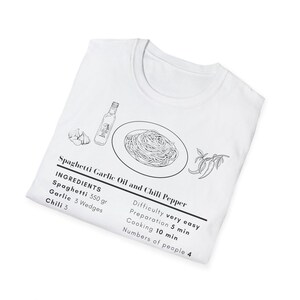 Può includere: Maglietta bianca con grafica di ricetta spaghetti. Il design include illustrazioni di spaghetti, aglio, peperoncini e una bottiglia d'olio. Il testo indica gli ingredienti, il tempo di preparazione e il numero di porzioni.