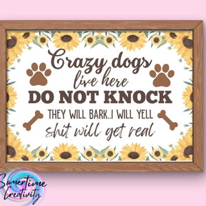 Verrückte Hunde leben hier Digital Design | Lustiges Hundewarnschild | Pfotenabdrücke & Sonnenblumen | "Nicht klopfen Schild | Willkommen Tür | DIY Sublimation
