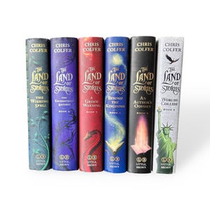 Puede incluir: Una colecci&oacute;n de seis libros de tapa dura de la serie "The Land of Stories" de Chris Colfer. Las lomos de los libros son de varios colores, incluyendo verde, morado, rojo, azul y negro, con el t&iacute;tulo de la serie y los t&iacute;tulos de los libros en letras doradas.