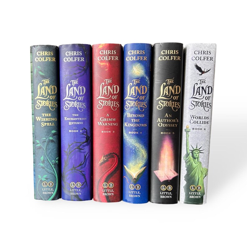 Puede incluir: Una colecci&oacute;n de seis libros de tapa dura de la serie "The Land of Stories" de Chris Colfer. Las lomos de los libros son de varios colores, incluyendo verde, morado, rojo, azul y negro, con el t&iacute;tulo de la serie y los t&iacute;tulos de los libros en letras doradas.