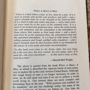 Op de afbeelding: Open boekpagina met de titel "When A Man's A Man" van Harold Bell Wright. De tekst staat in zwarte letters op een cr&egrave;mekleurige pagina. Het boek is open op een pagina met tekst.