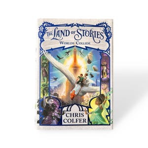 Puede incluir: Un libro de tapa dura titulado "The Land of Stories: Worlds Collide" con una ilustraci&oacute;n de fantas&iacute;a. La portada presenta un cisne que transporta a ni&ntilde;os sobre una ciudad, con otros personajes y elementos de la historia. Tambi&eacute;n se muestra el nombre del autor, Chris Colfer.