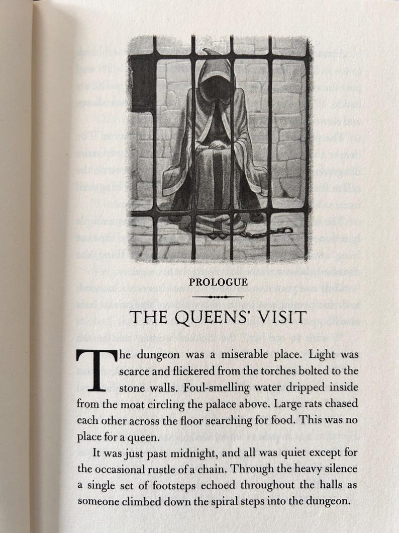 Puede incluir: Una ilustraci&oacute;n de un libro muestra una figura encapuchada tras las rejas de una prisi&oacute;n. La figura est&aacute; sentada, con una capucha que oculta el rostro. El texto superior dice "PROLOGUE" y "THE QUEENS' VISIT".