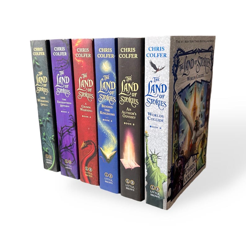 Puede incluir: Una colecci&oacute;n de siete libros de tapa dura de la serie "The Land of Stories" de Chris Colfer. Las lomos son de varios colores, con t&iacute;tulos y el nombre del autor en blanco. Cada libro presenta ilustraciones &uacute;nicas y el logotipo de Little, Brown.