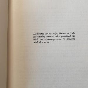 Op de afbeelding: Een pagina uit een boek met de tekst: "Gewijd aan mijn vrouw, Helen, een werkelijk fascinerende vrouw die me aanmoedigde om met dit werk door te gaan."