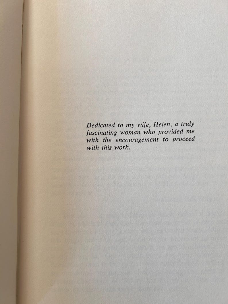 Op de afbeelding: Een pagina uit een boek met de tekst: "Gewijd aan mijn vrouw, Helen, een werkelijk fascinerende vrouw die me aanmoedigde om met dit werk door te gaan."