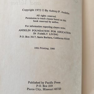 Op de afbeelding: Een pagina uit een boek met tekst. De tekst bevat de copyrightinformatie uit 1972 van Aubrey P. Andelin, de uitgever Pacific Press en het adres van de Andelin Foundation for Education in Family Living in Santa Barbara, Californi&euml;.