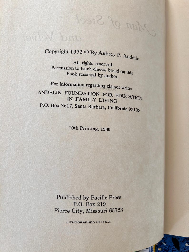 Op de afbeelding: Een pagina uit een boek met tekst. De tekst bevat de copyrightinformatie uit 1972 van Aubrey P. Andelin, de uitgever Pacific Press en het adres van de Andelin Foundation for Education in Family Living in Santa Barbara, Californi&euml;.