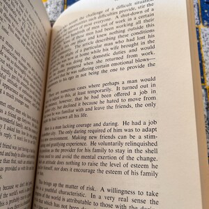 Op de afbeelding: Open boek met tekst op verouderd papier. De pagina toont de titel "YOUTHFULNESS" en het paginanummer 287. De tekst is in zwarte letters, met de nadruk op de woorden en zinnen.