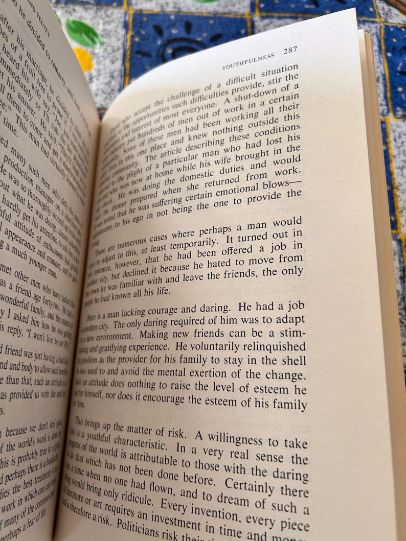 Op de afbeelding: Open boek met tekst op verouderd papier. De pagina toont de titel "YOUTHFULNESS" en het paginanummer 287. De tekst is in zwarte letters, met de nadruk op de woorden en zinnen.