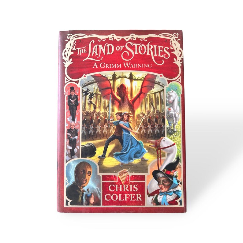 Puede incluir: Un libro de tapa dura titulado "The Land of Stories: A Grimm Warning" de Chris Colfer. La portada presenta una ilustraci&oacute;n vibrante con un drag&oacute;n rojo, una pareja bailando y otros personajes. El libro tiene un borde rojo y texto blanco.