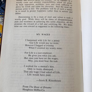 Op de afbeelding: Open boekpagina met de titel "MAN OF STEEL AND VELVET" en een gedicht getiteld "MY WAGES" van Jessie B. Rittenhouse. Het gedicht komt uit "The Door of Dreams" uitgegeven door Houghton Mifflin Co.